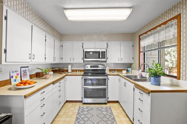 2590 Happy Valley Drive, Medford, OR 97501