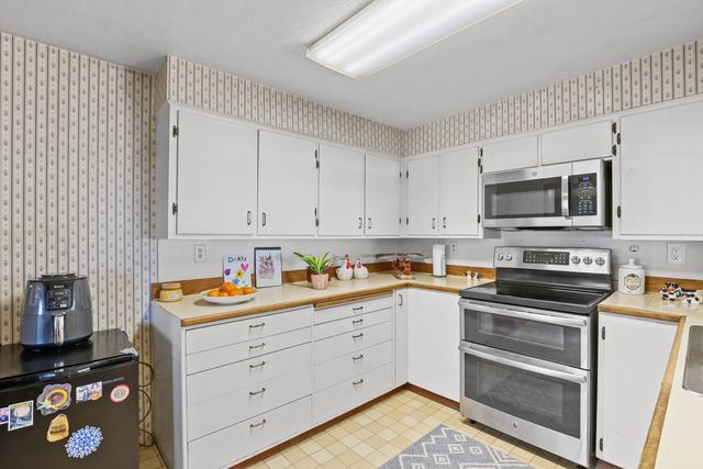 2590 Happy Valley Drive, Medford, OR 97501