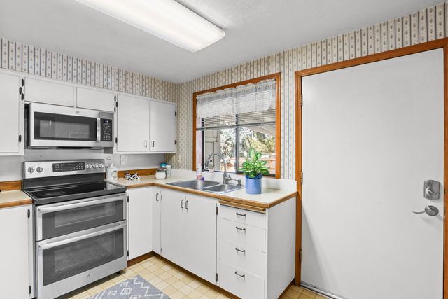 2590 Happy Valley Drive, Medford, OR 97501