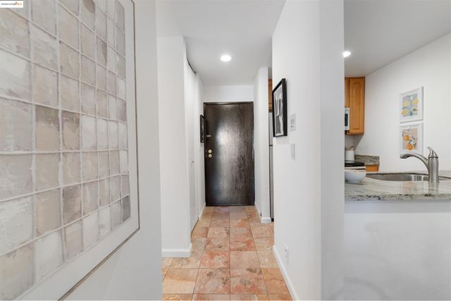 288 Whitmore St 217, Oakland, CA 94611