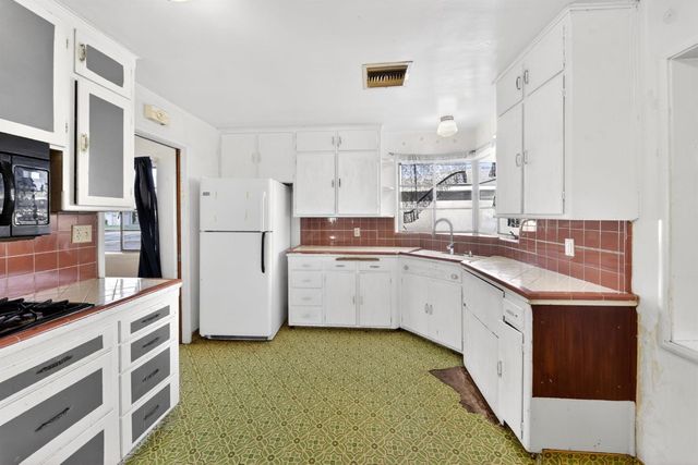1025 W Fedora Avenue, Fresno, CA 93705