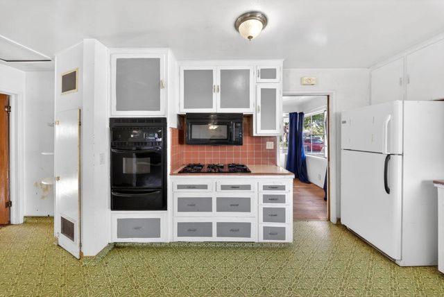 1025 W Fedora Avenue, Fresno, CA 93705