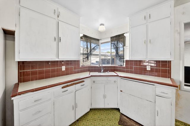 1025 W Fedora Avenue, Fresno, CA 93705