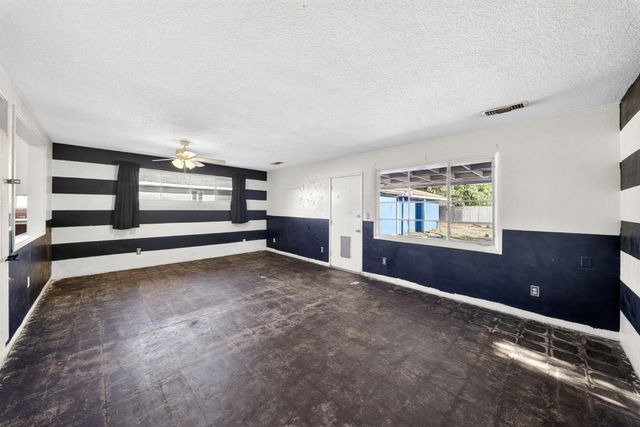 1025 W Fedora Avenue, Fresno, CA 93705