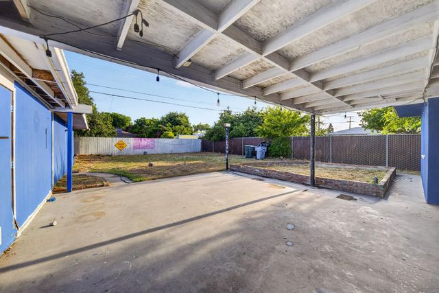 1025 W Fedora Avenue, Fresno, CA 93705