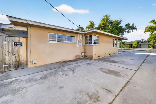 1025 W Fedora Avenue, Fresno, CA 93705