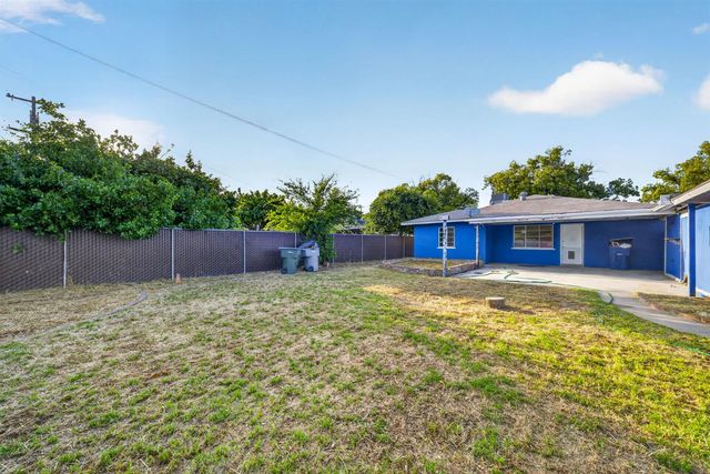 1025 W Fedora Avenue, Fresno, CA 93705