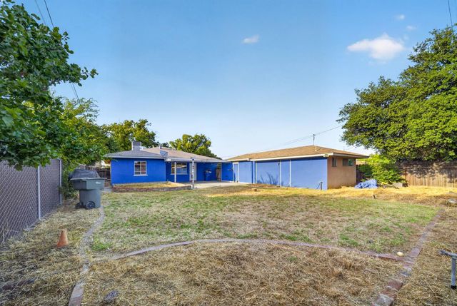 1025 W Fedora Avenue, Fresno, CA 93705
