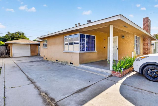 1025 W Fedora Avenue, Fresno, CA 93705