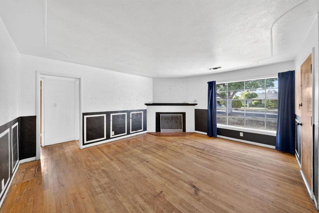 1025 W Fedora Avenue, Fresno, CA 93705