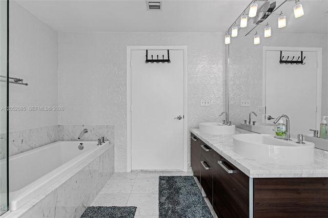 244 Biscayne Boulevard 4708, Miami, FL 33132