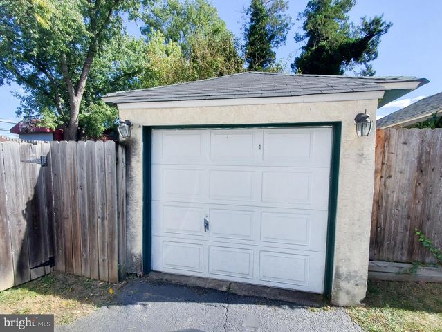 9 W GARRISON RD, Brookhaven, PA 19015