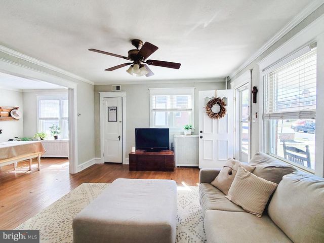 9 W GARRISON RD, Brookhaven, PA 19015