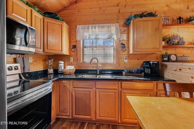 2230 Cove Creek Drive, Sevierville, TN 37862