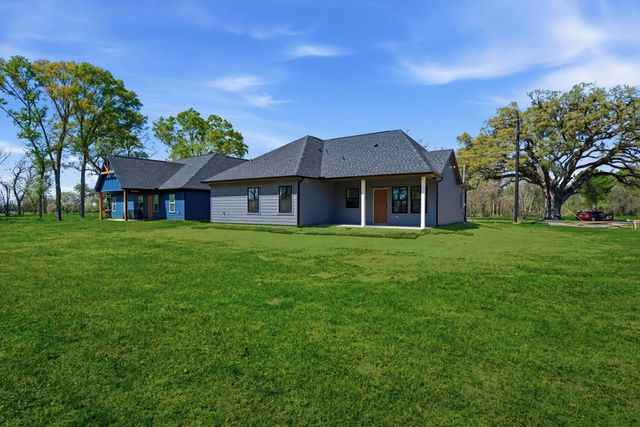 612 Austin Street, West Columbia, TX 77486
