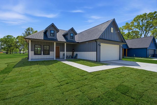 612 Austin Street, West Columbia, TX 77486