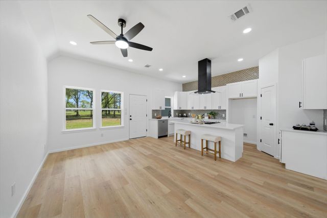 612 Austin Street, West Columbia, TX 77486