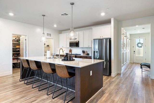 601 Wishon Avenue W, Madera, CA 93636