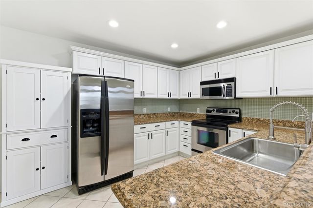 5259 Twin Oaks Drive, Sterling Heights, MI 48314