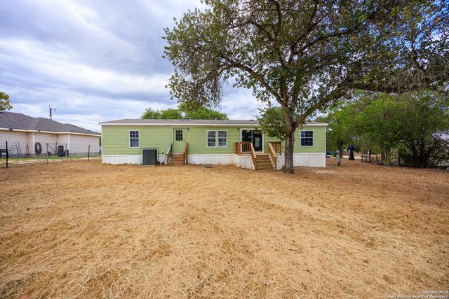 4310 Redtop Hill Dr, Elmendorf, TX 78112