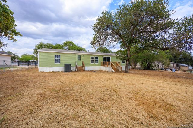 4310 Redtop Hill Dr, Elmendorf, TX 78112