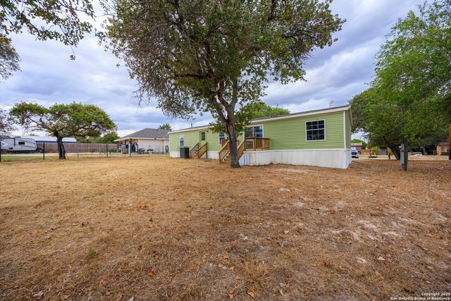 4310 Redtop Hill Dr, Elmendorf, TX 78112