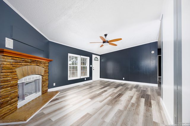 4310 Redtop Hill Dr, Elmendorf, TX 78112