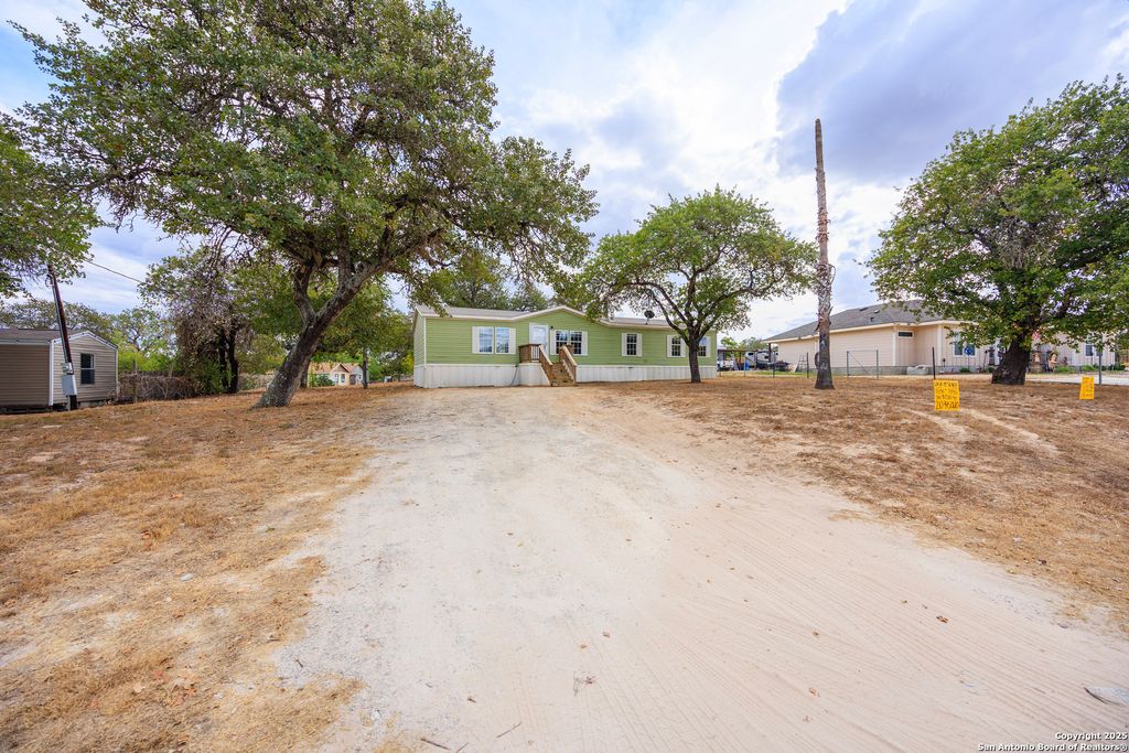 4310 Redtop Hill Dr, Elmendorf, TX 78112