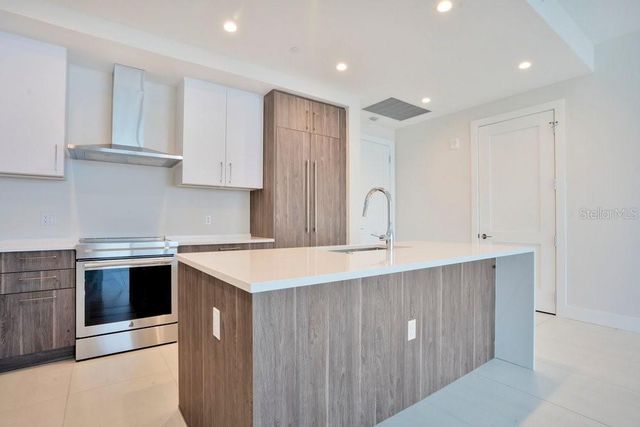 275 1ST AVENUE S 3808, St Petersburg, FL 33701