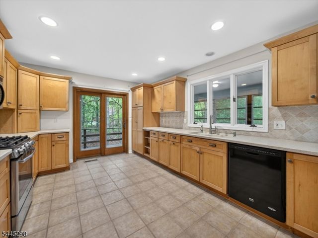157 Grove St, Ramsey Boro, NJ 07446