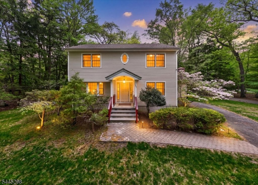 157 Grove St, Ramsey Boro, NJ 07446