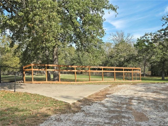 402 Shadow Arbor Circle, Somerville, TX 77879