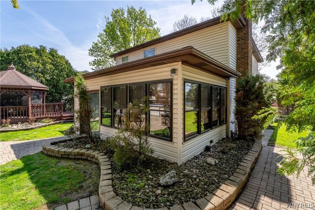 8010 Crestview Drive, Niagara, NY 14304
