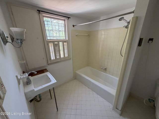 3939 Old Brownsboro Rd, Louisville, KY 40207