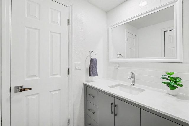 8253 GREENLEAF CIRCLE, Tampa, FL 33615