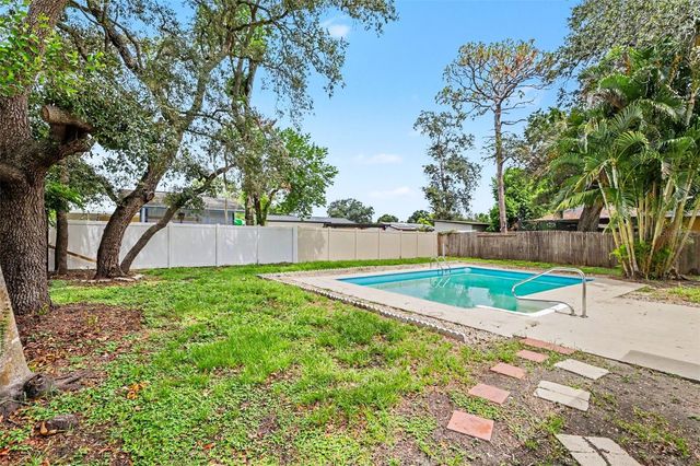 8253 GREENLEAF CIRCLE, Tampa, FL 33615