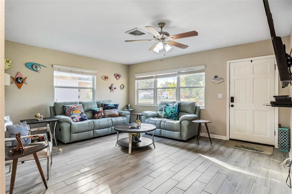 Image 2 of property listing at 1810 NEW HAMPSHIRE AVENUE NE, St Petersburg, FL 33703