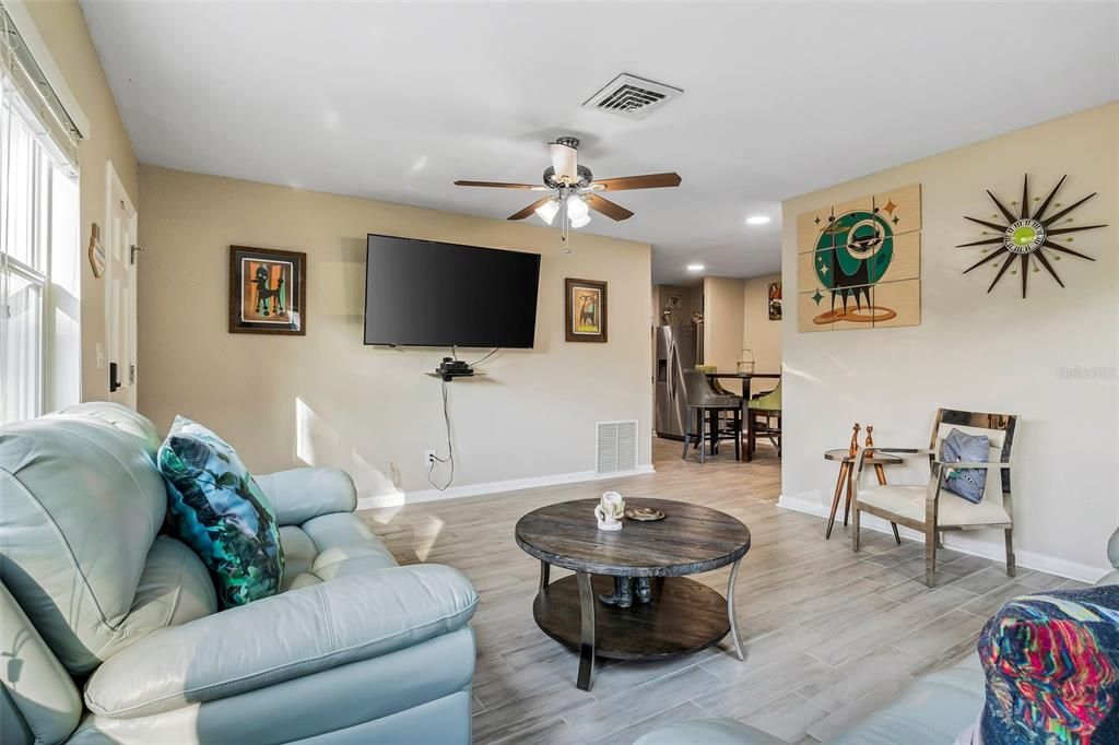 Image 3 of property listing at 1810 NEW HAMPSHIRE AVENUE NE, St Petersburg, FL 33703