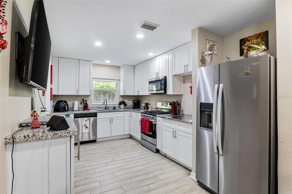Image 5 of property listing at 1810 NEW HAMPSHIRE AVENUE NE, St Petersburg, FL 33703