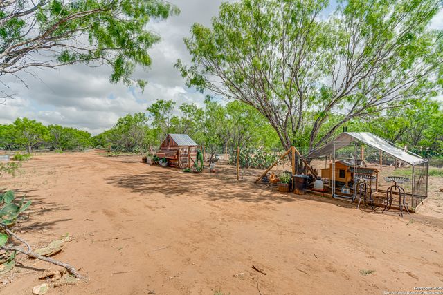 551 Pr Mia, Floresville, TX 78114