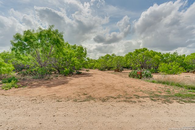 551 Pr Mia, Floresville, TX 78114