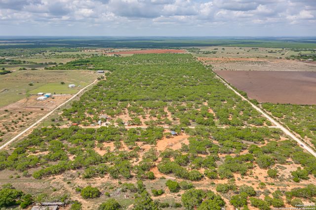 551 Pr Mia, Floresville, TX 78114