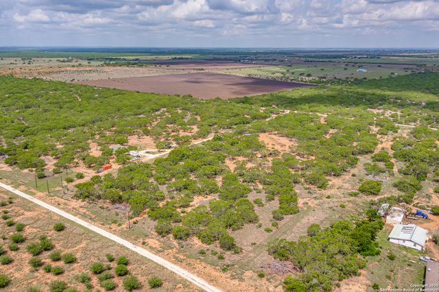 551 Pr Mia, Floresville, TX 78114