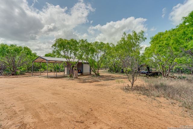 551 Pr Mia, Floresville, TX 78114