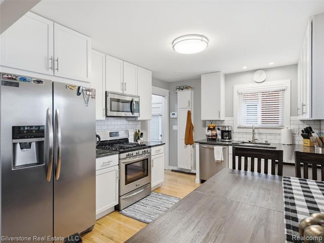 2142 Hawthorne Road, Grosse Pointe Woods, MI 48236