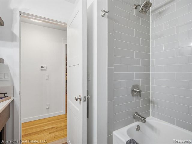 2142 Hawthorne Road, Grosse Pointe Woods, MI 48236