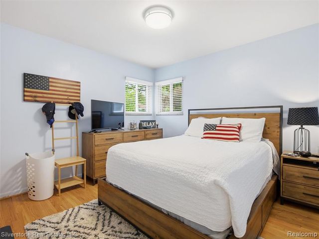 2142 Hawthorne Road, Grosse Pointe Woods, MI 48236