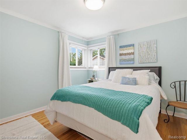 2142 Hawthorne Road, Grosse Pointe Woods, MI 48236