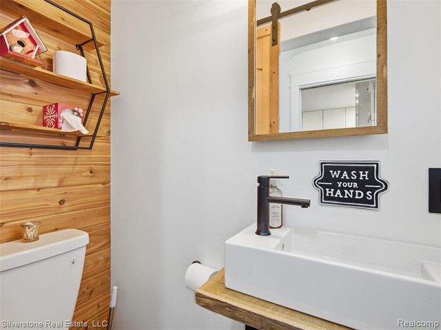 2142 Hawthorne Road, Grosse Pointe Woods, MI 48236