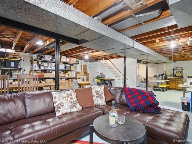 2142 Hawthorne Road, Grosse Pointe Woods, MI 48236